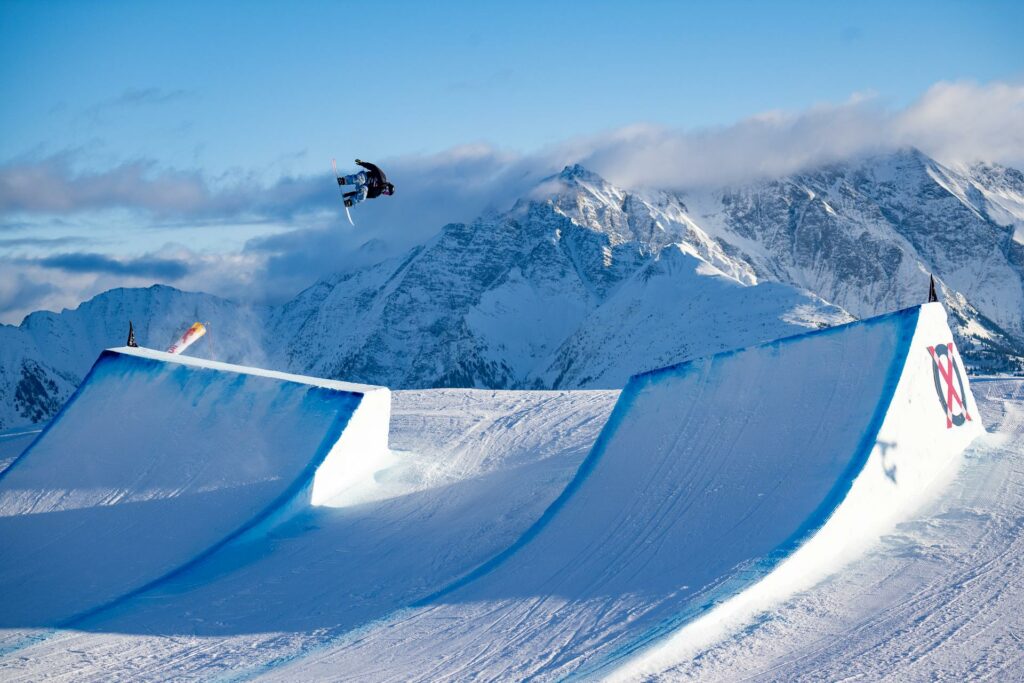 Snowbvoarder springt über Kicker